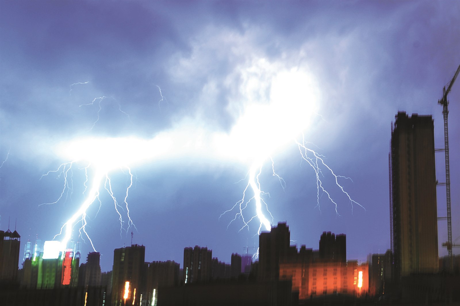 u0644u064au0644 u0648u0628u0631u0642 u0648u0631u0639u062f u0648u0631u064au062d... u0647u0648 u062du0627u0644 u00abu0627u0644u0645u0634u0647u062f u0627u0644u0637u0642u0633u064au00bb u0627u0644u0630u064a u063au0632u0627 u0623u062cu0648u0627u0621 u0627u0644u0628u0644u0627u062f u0641u0623u0628u0631u0642u062a u0648u0623u0631u0639u062fu062a u0648u0623u0645u0637u0631u062a u0648u0623u063au0631u0642u062au060c u0648u0639u0637u0651u0644u062a u0627u0644u062fu0631u0627u0633u0629 u0623u0645u0633 u0648u0627u0644u064au0648u0645u060c u0648u0627u0646u0641u0631u062cu062a u0625u0644u0649 u062du064au0646 u0648u0627u0639u062fu0629 u0628u0627u0644u0645u0632u064au062f. u0627u0644u0635u0648u0631u0629 u0628u0639u062fu0633u0629 u0645u0648u0633u0649 u0639u064au0627u0634  