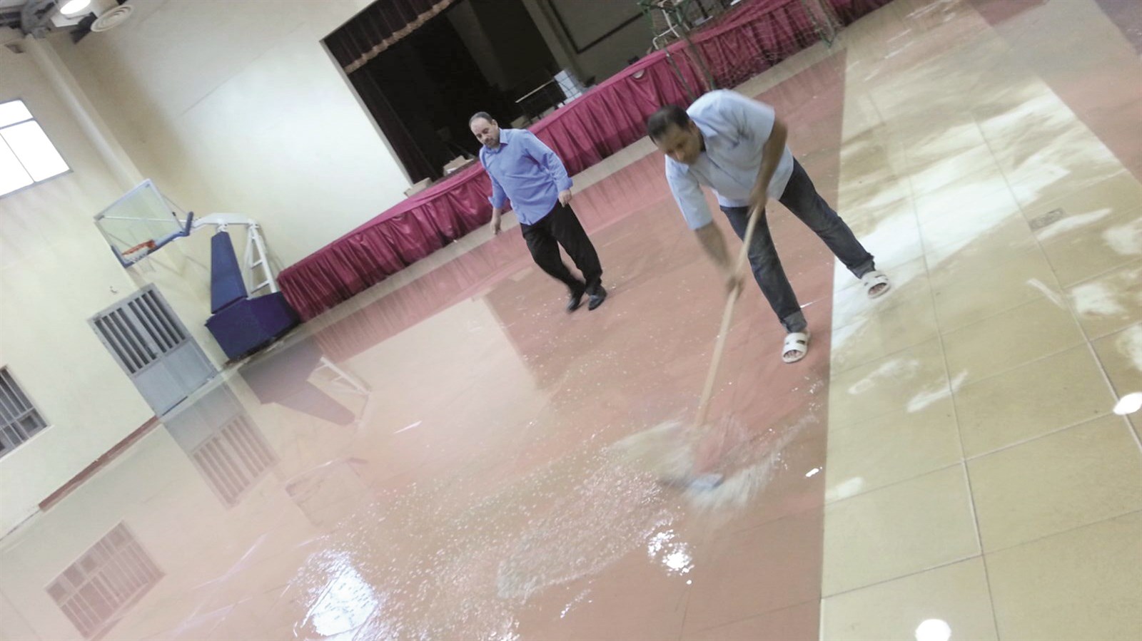 معلمون وإداريون هبوا لتنظيف مدارسهم