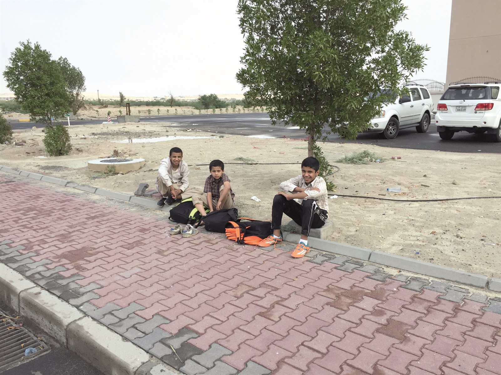 طلبة ينتظرون ذويهم بعد قرار العطلة