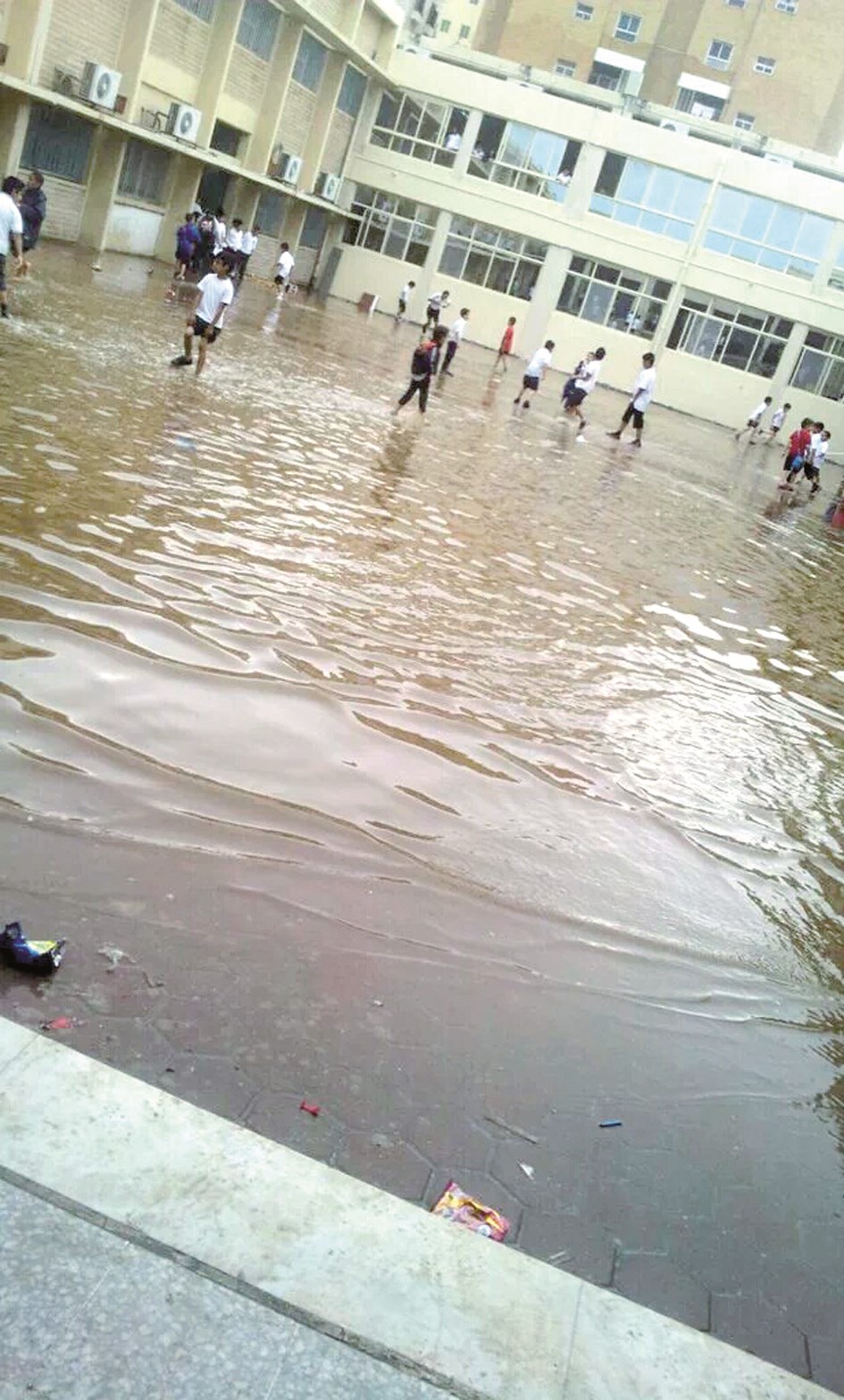 ساحات العلم تحولت إلى أحواض سباحة