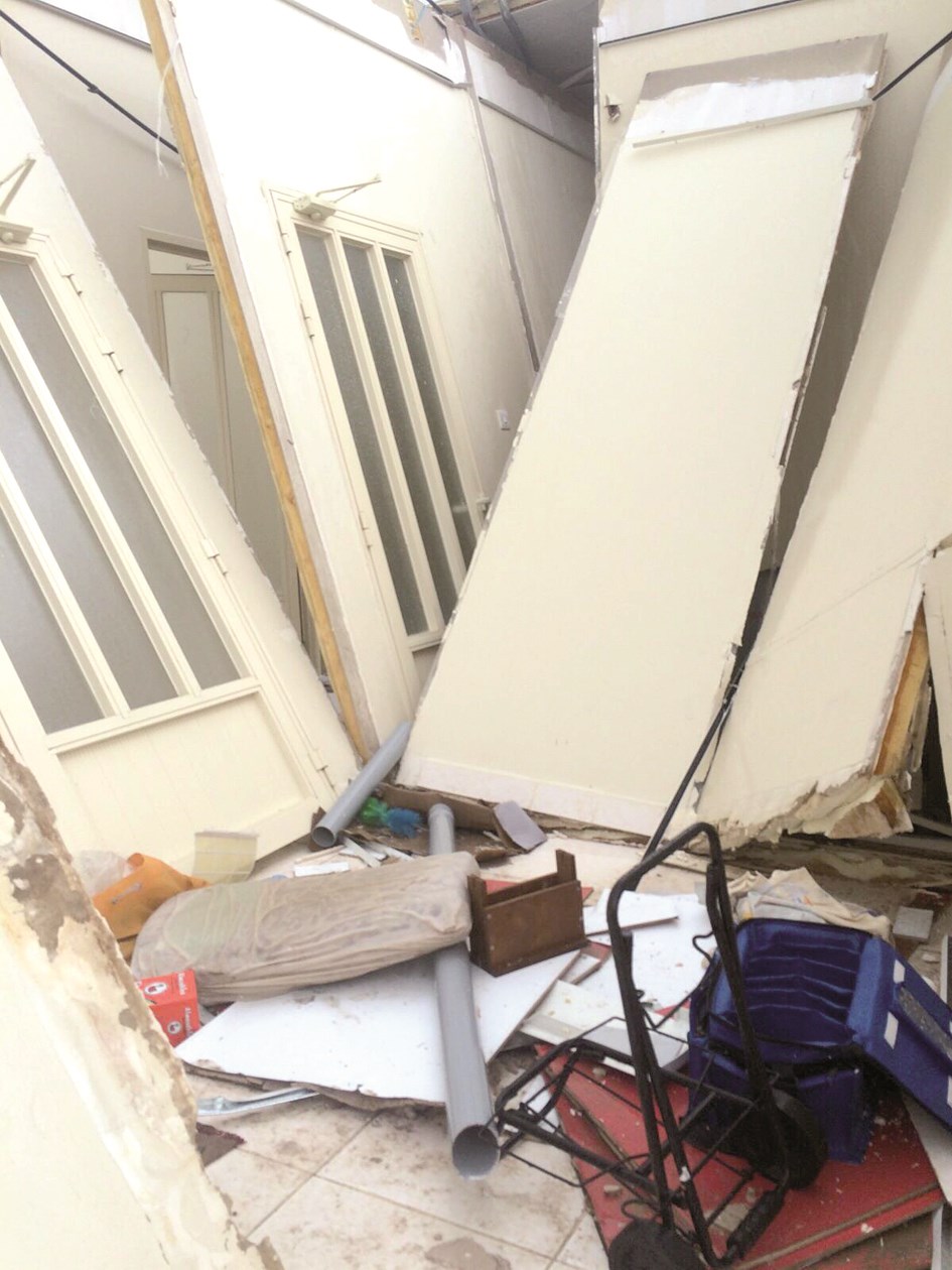 مبنى جمرك الدوحة أحد ضحايا العاصفة