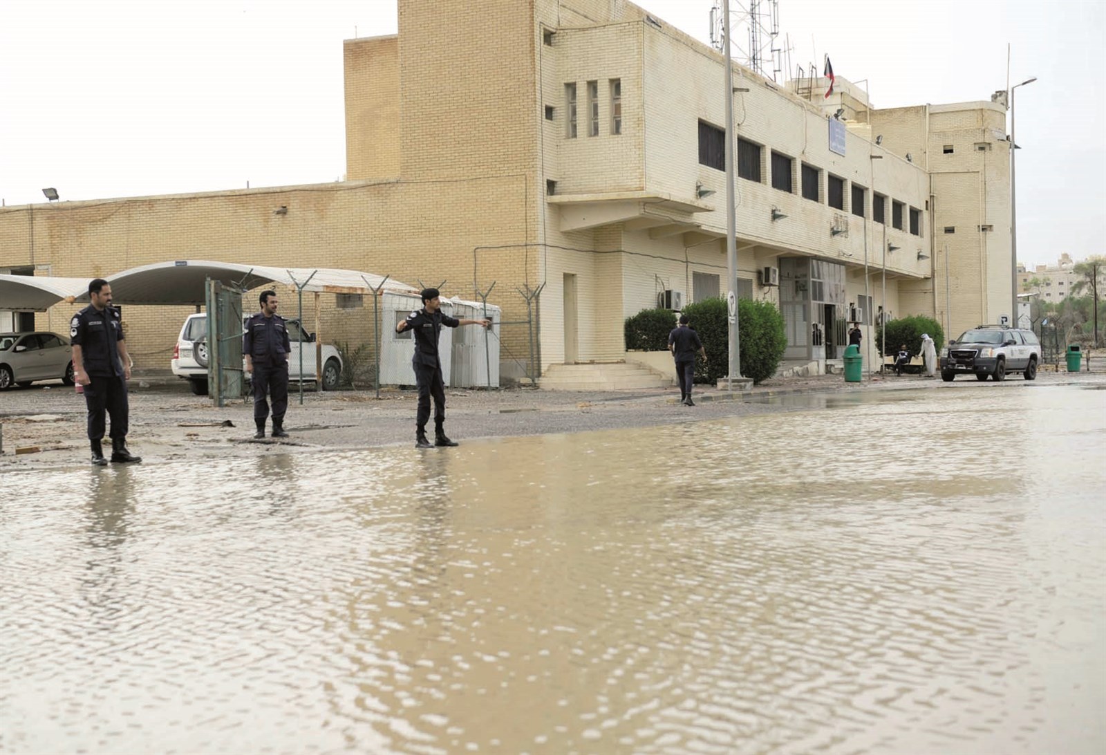 المياه "حبست" رجال المخفر
