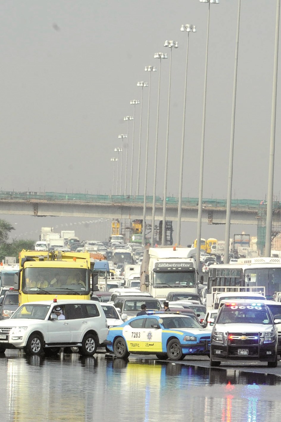 الدوريات تحاول تسيير المرور