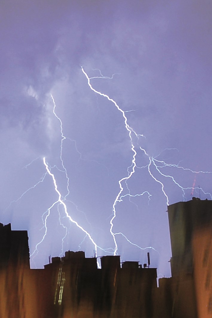 البرق أنار السماء (تصوير موسى عياش)