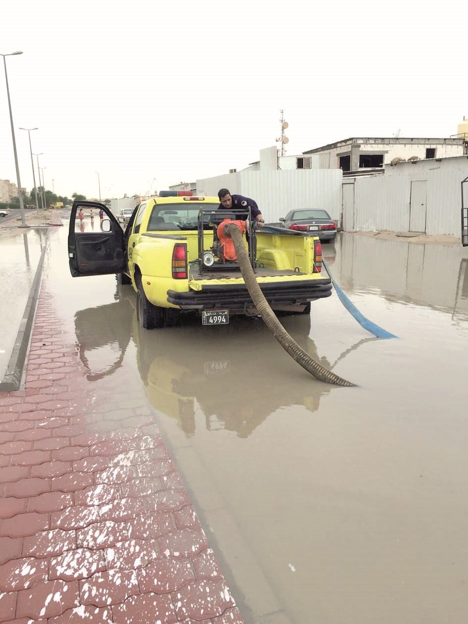شفط المياه المجمعة في الشوارع (تصوير نور هنداوي)