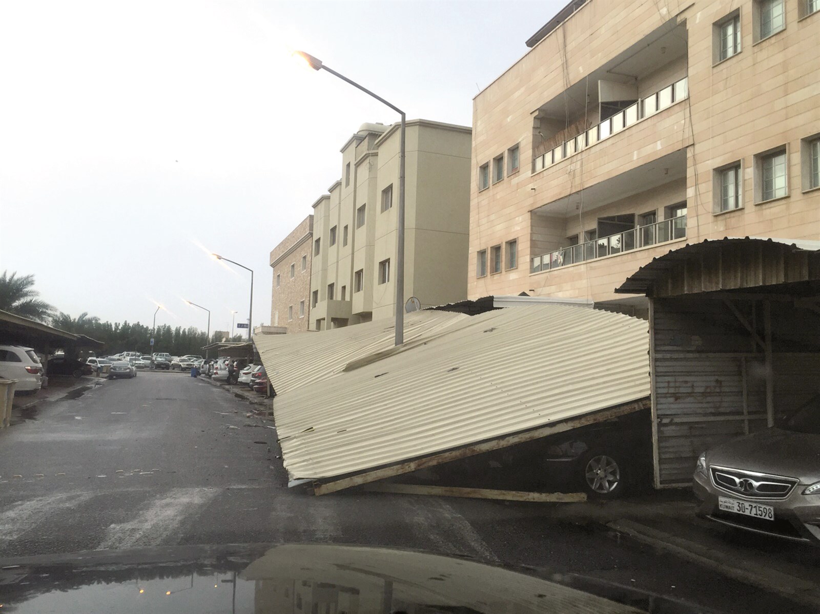 المظلات تضررت