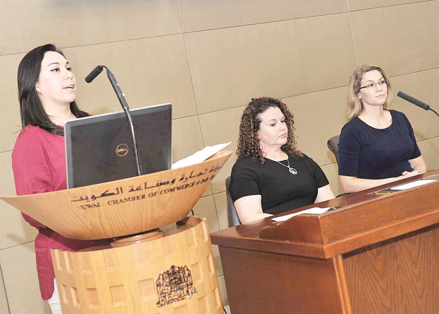 فانيسا فيير تتحدث وتبدو مونيكا هارفي (يمين) وتتوسطهما بولا أركيت   (تصوير سعد هنداوي)