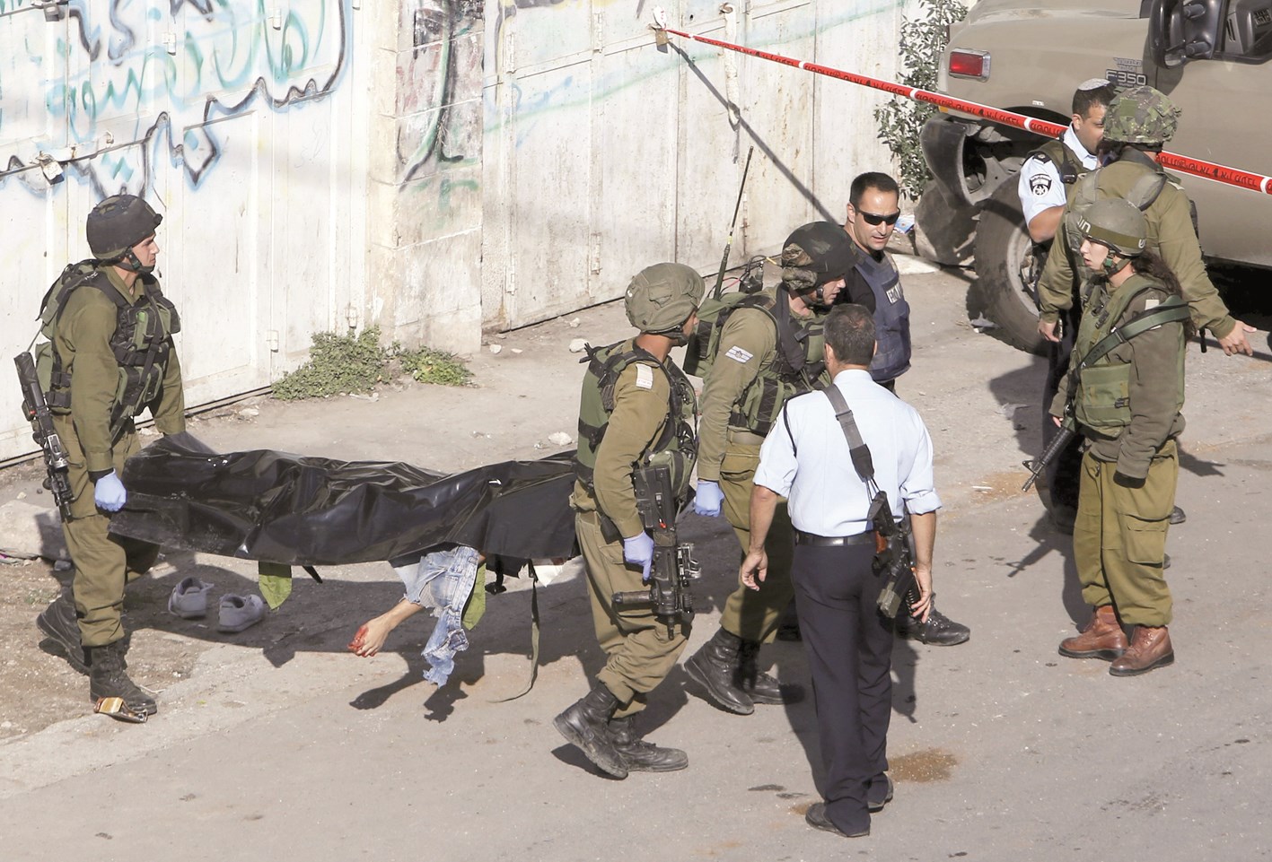 u062cu0646u0648u062f u0625u0633u0631u0627u0626u064au0644u064au0648u0646 u064au062du0645u0644u0648u0646 u062cu062bu0629 u0634u0627u0628 u0641u0644u0633u0637u064au0646u064a u0642u062au0644u0648u0647 u0628u0639u062f u0623u0646 u062du0627u0648u0644 u0637u0639u0646 u062cu0646u062fu064a u0641u064a u0627u0644u062eu0644u064au0644 (u0631u0648u064au062au0631u0632)