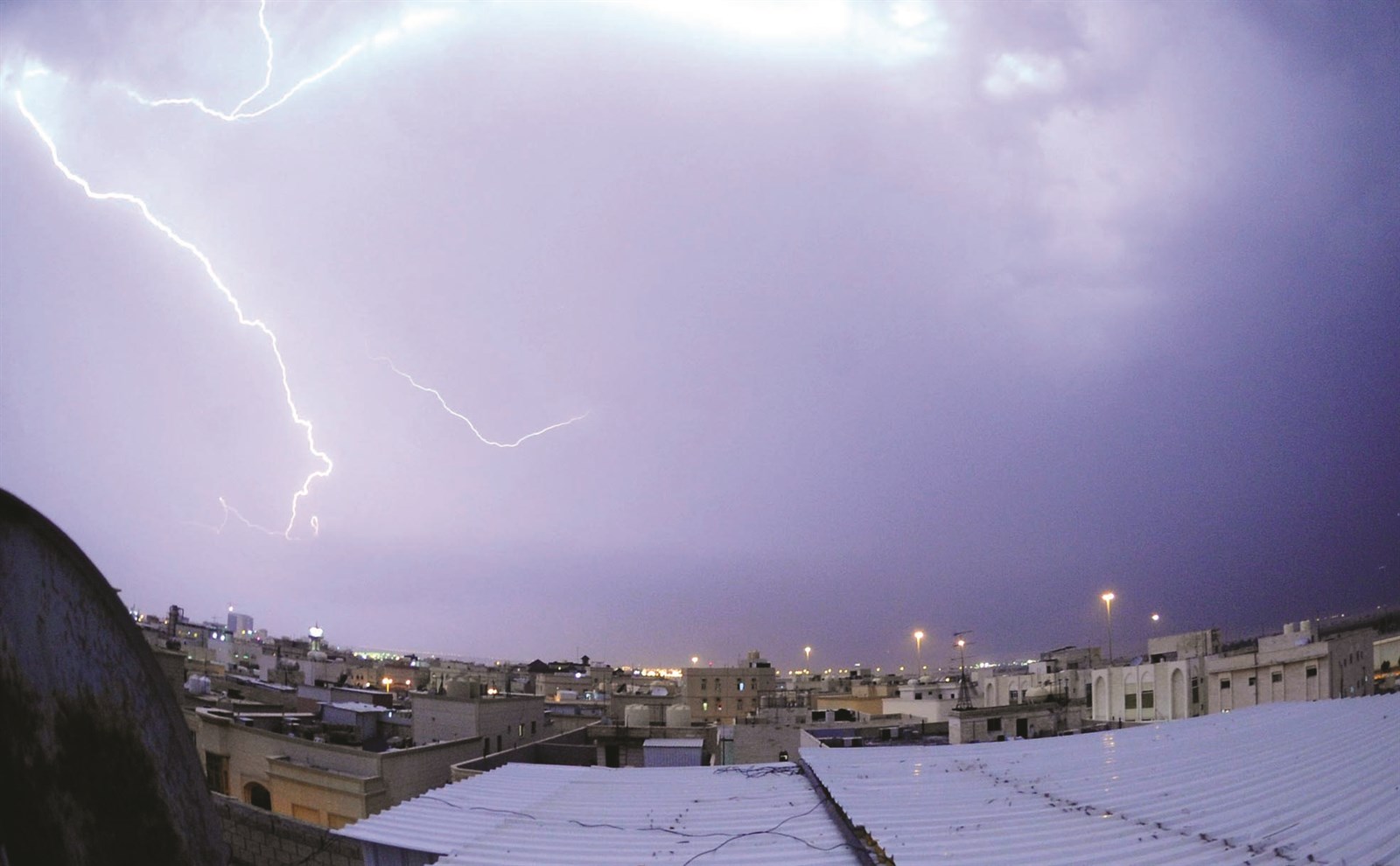 وميض البرق حول ظلام الليل إلى نهار (تصوير نايف العقلة)