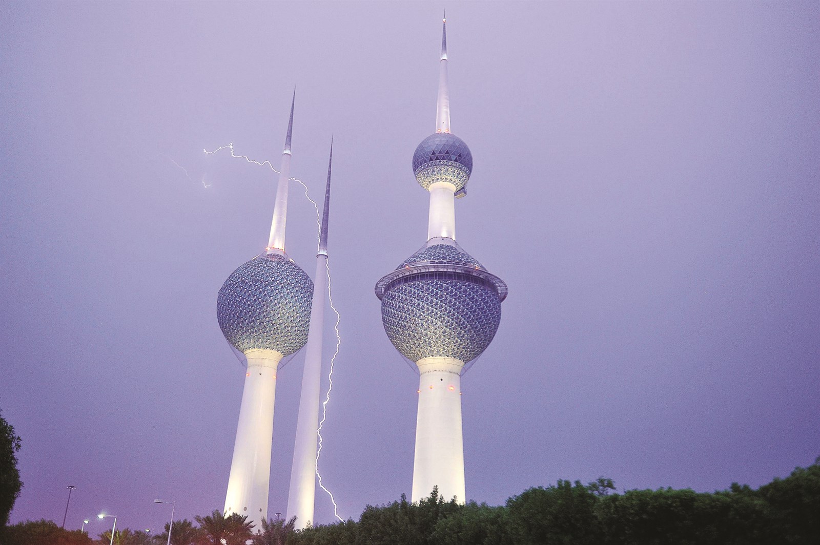 البرق برج رابع بين أبراج الكويت (تصوير جاسم بارون)