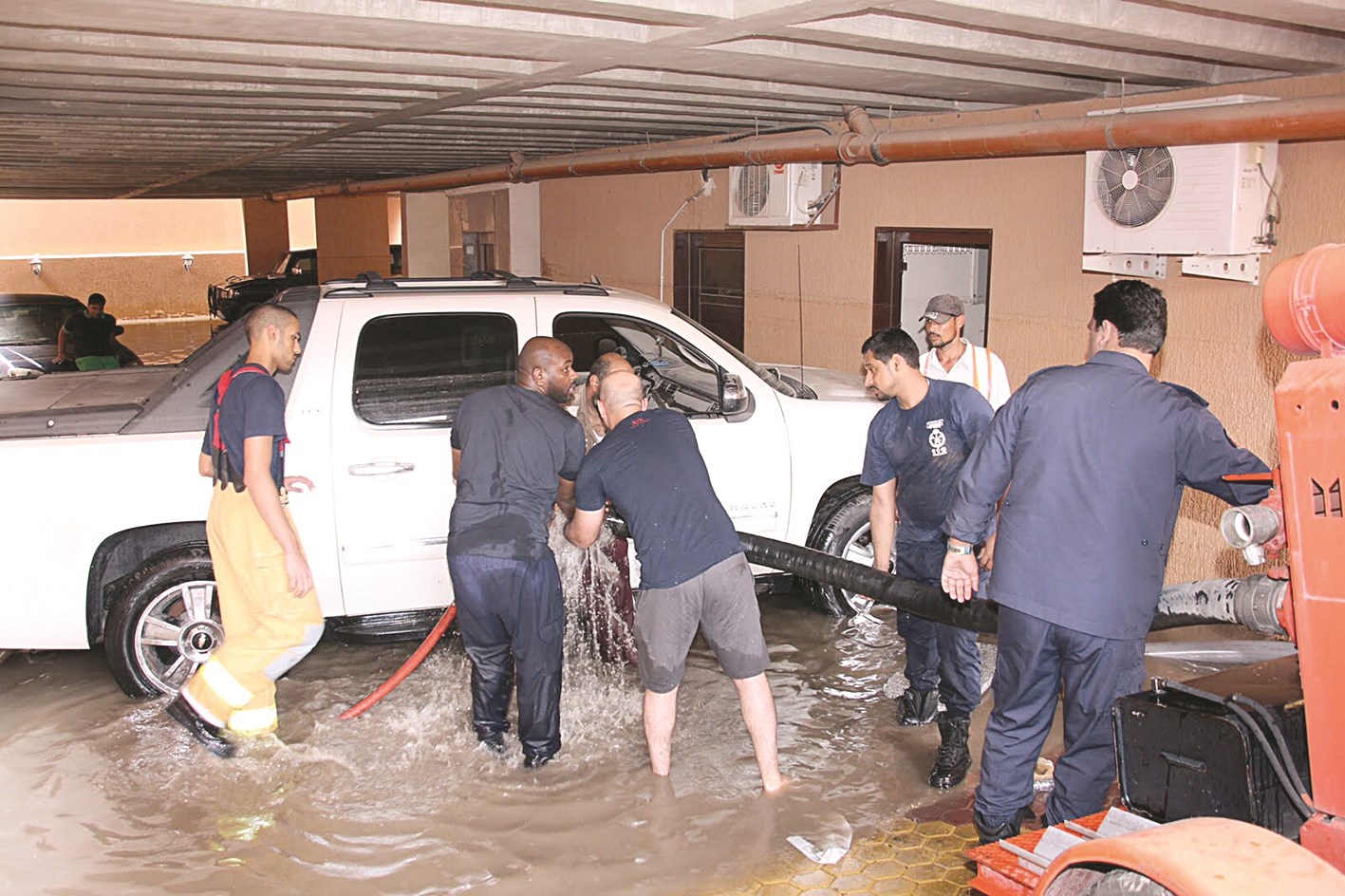 رجال الإطفاء يسحبون مياه الامطار