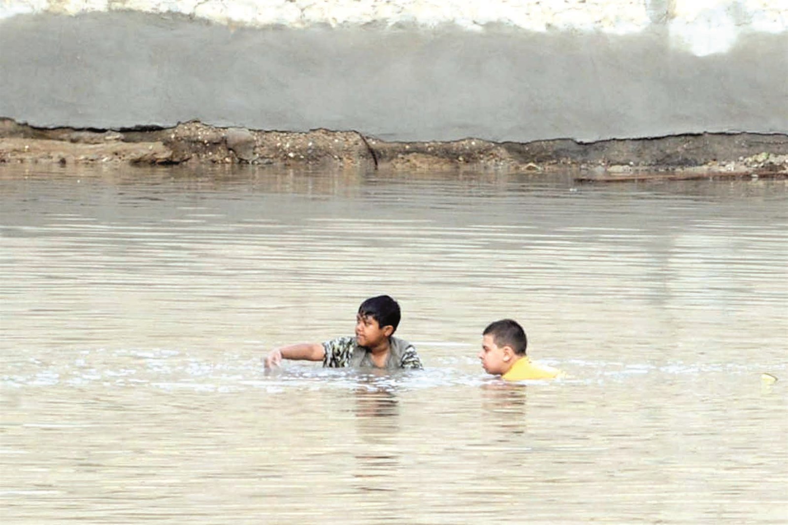 u0637u0641u0644u0627u0646 u064au0633u0628u062du0627u0646 u0641u064a u00abu0628u062du064au0631u0629u00bb u0641u064a u0627u0644u0641u0631u0648u0627u0646u064au0629 u0648u0623u0639u0644u0627u0647 u062bu0627u0644u062b u064au0633u062au0639u062f u0644u062eu0648u0636 u063au0645u0627u0631 u0627u0644u0633u0628u0627u062du0629 u0641u064au0647u0627 (u062au0635u0648u064au0631 u0632u0643u0631u064au0627 u0639u0637u064au0629)