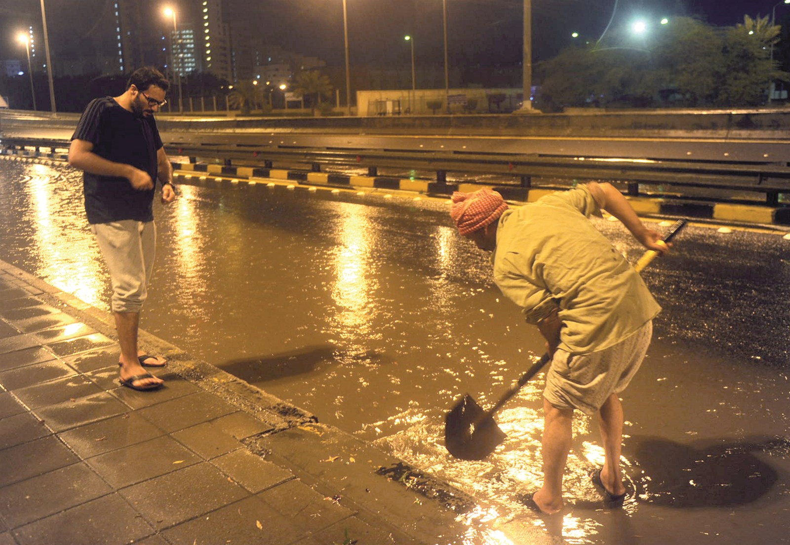 جهود لفتح مصرف للمياه (تصوير أسعد عبدالله)