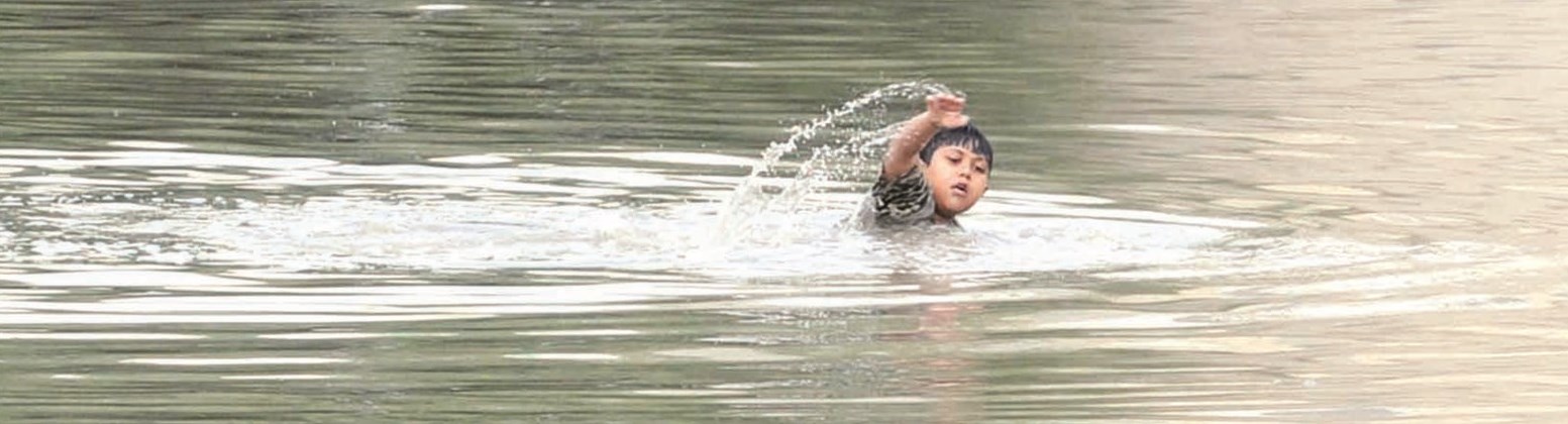 u0637u0641u0644 u064au0633u0628u062d u0623u0645u0633 u0641u064a u0633u0627u062du0629 u0627u0644u0645u062fu0627u0631u0633 (u0648u0633u0637 u0627u0644u0641u0631u0648u0627u0646u064au0629) u0627u0644u062au064a u062au062du0648u0644u062a u0628u0641u0639u0644 u0645u064au0627u0647 u0627u0644u0627u0645u0637u0627u0631 u0625u0644u0649 u0628u062du064au0631u0629 (u062au0635u0648u064au0631 u0632u0643u0631u064au0627 u0639u0637u064au0629)