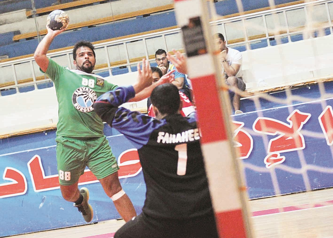 u0646u062cu0645 u0627u0644u0639u0631u0628u064a u0623u062du0645u062f u062du0633u064au0646 u064au0635u0648u0651u0628 u0627u0644u0643u0631u0629 u0639u0644u0649 u0645u0631u0645u0649 u0627u0644u0641u062du064au062du064au0644... u0648u0641u064a u0627u0644u0627u0637u0627u0631 u0646u0627u0635u0631 u0635u0627u0644u062d (u062au0635u0648u064au0631 u0633u0639u062f u0647u0646u062fu0627u0648u064a)