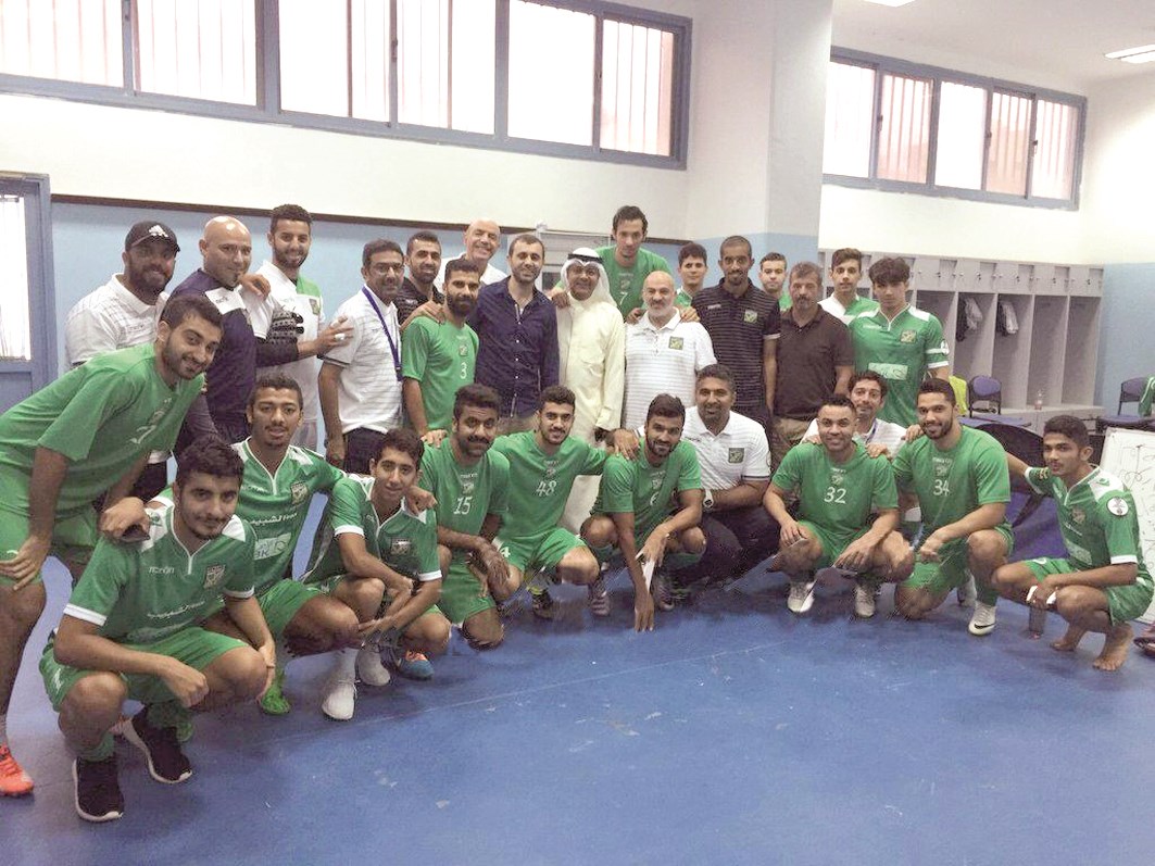 هايل مع لاعبي العربي