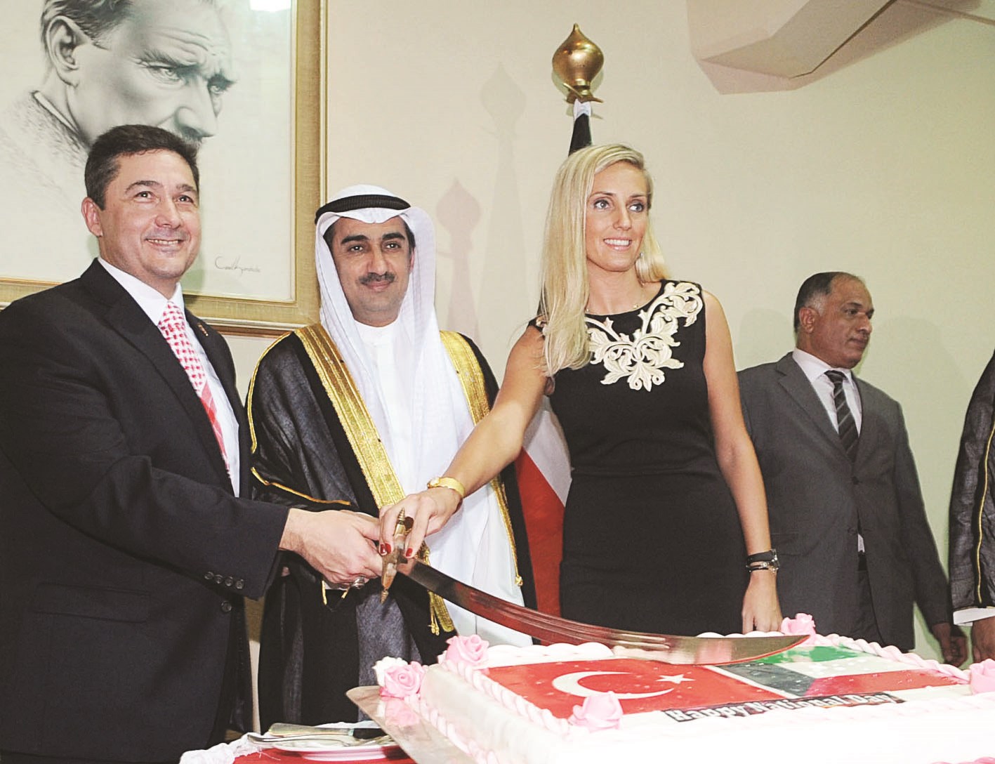 العلي يشارك السفير وحرمه قص قالب الحلوى