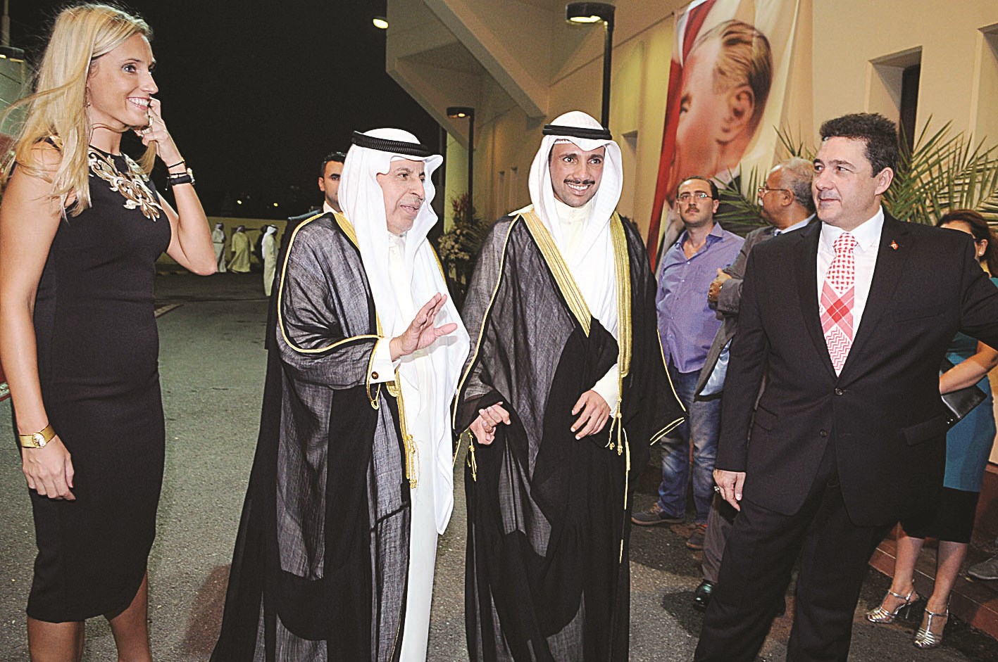 الغانم والسفير السعودي يتوسطان تامير وعقيلته