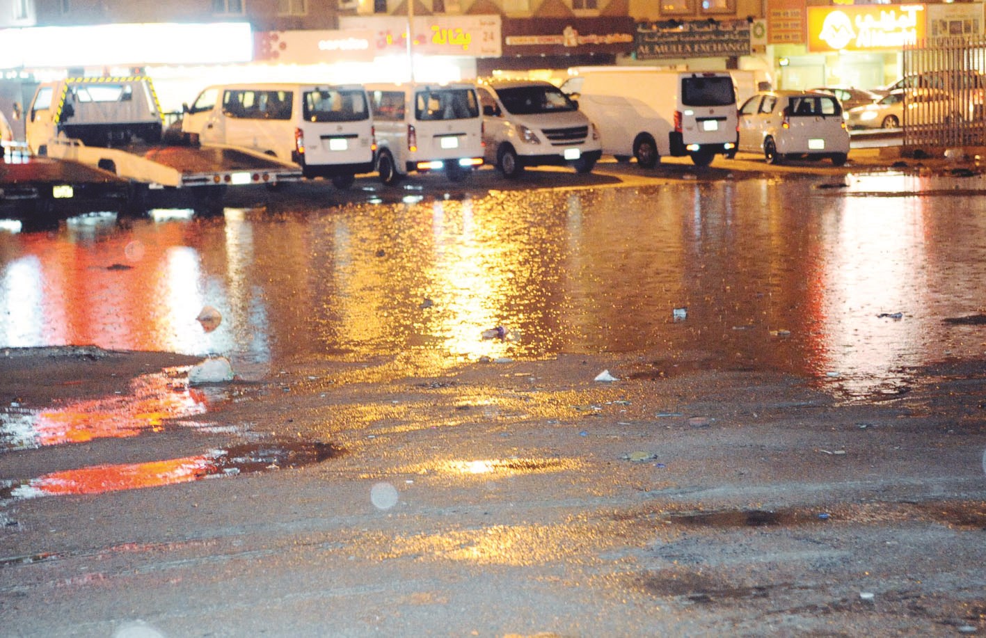 المياه ملأت الساحات الترابية