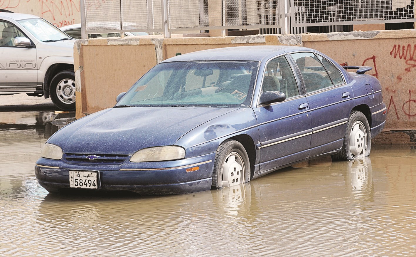 سيارة في ساحة «مائية» في السالمية (تصوير كرم ذياب)