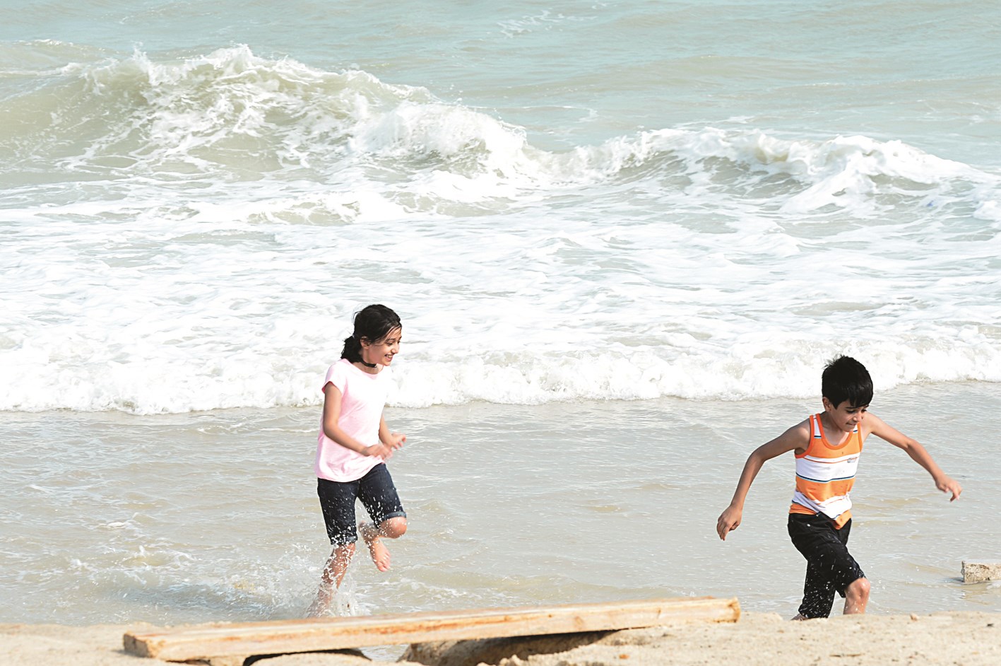 اطفال على البحر