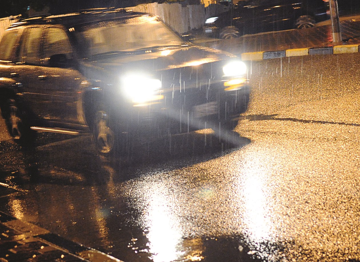 الأمطار الغزيرة تتحدى قدرات قائدي المركبات