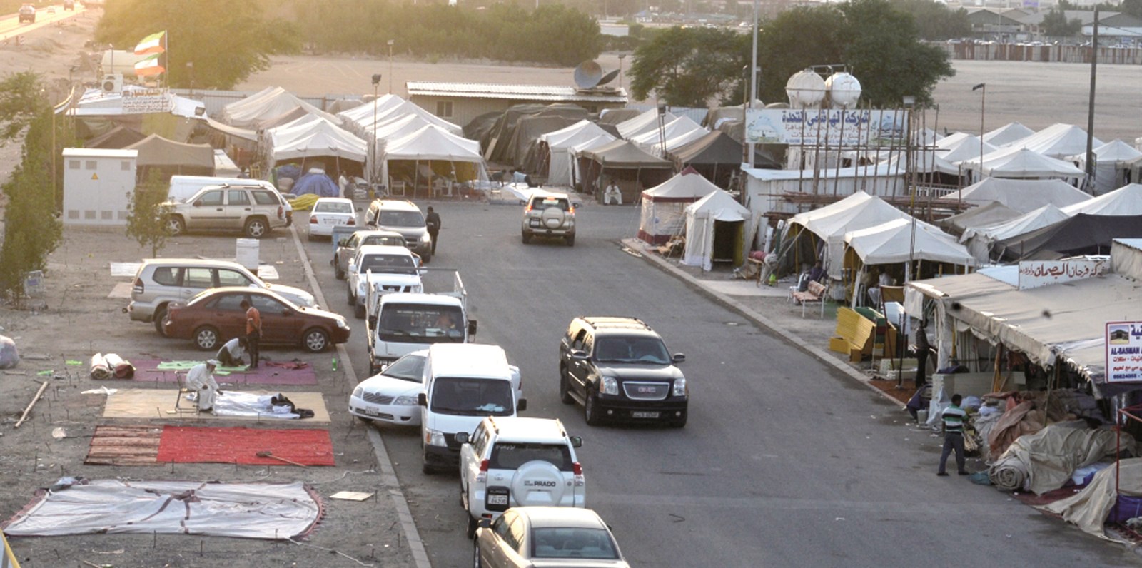 سوق الخيام... يبحث عن زبون