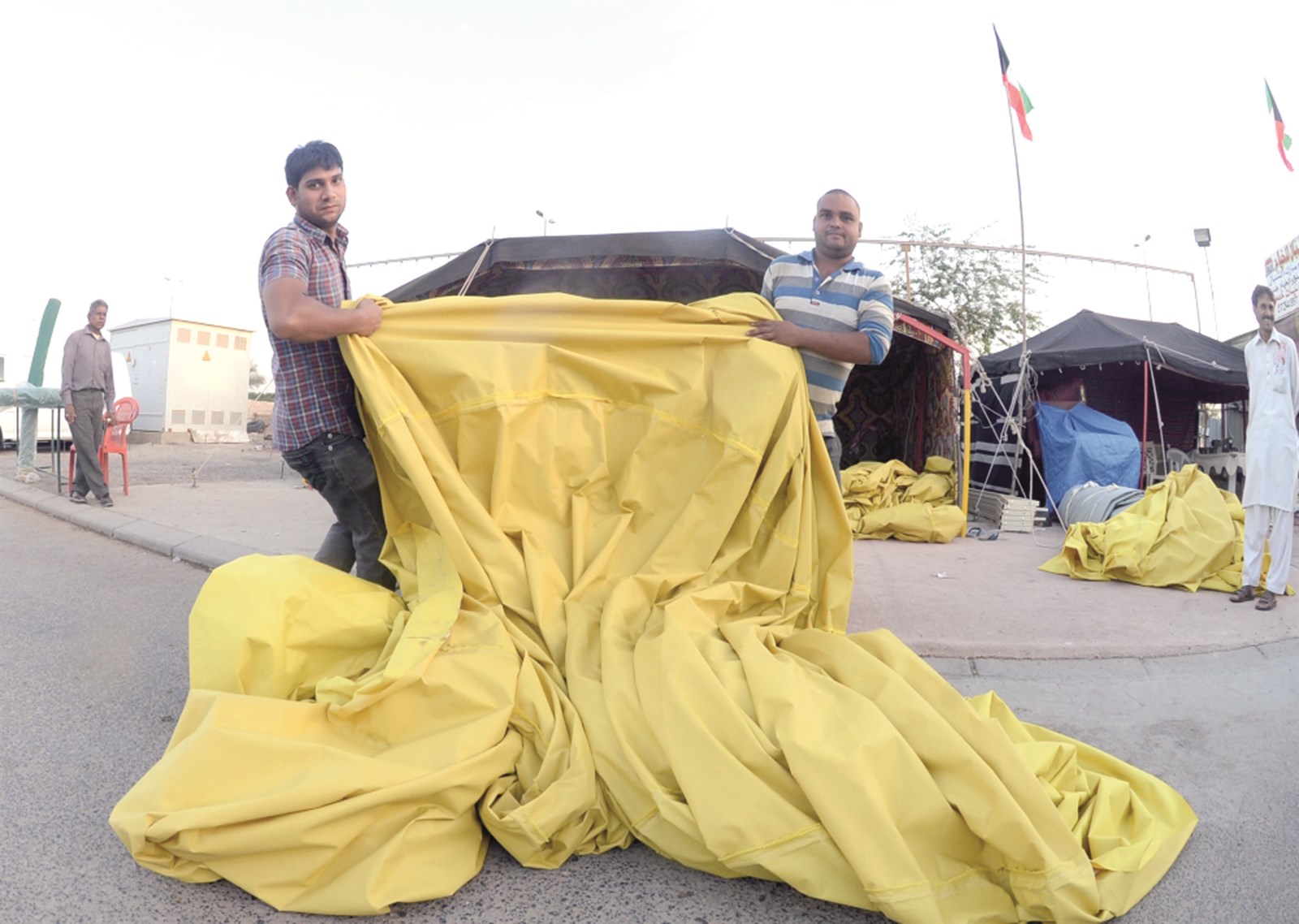 الخيام ذات اللون الأصفر من الداخل... مطلب نسائي (تصوير أسعد عبدالله)