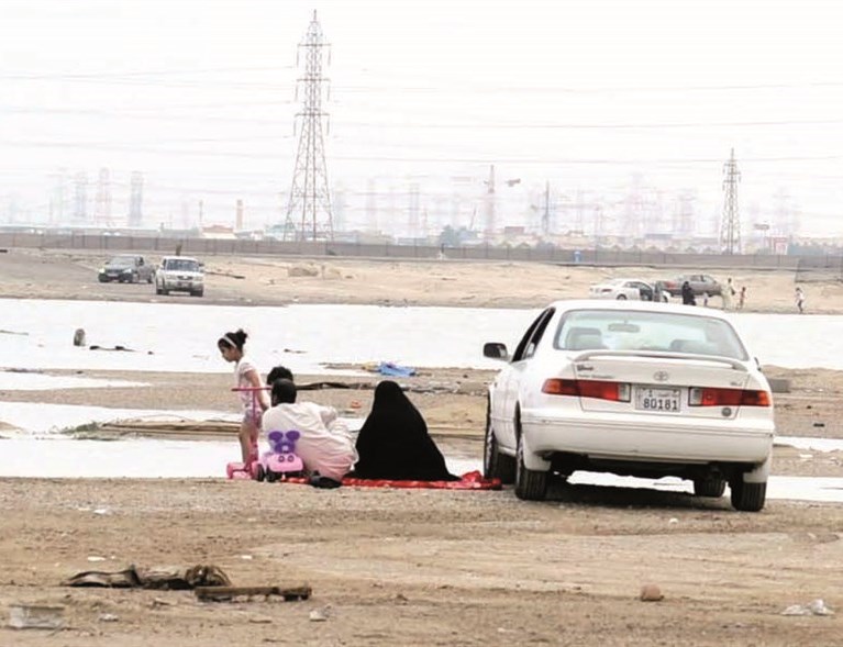 عائلة تستمتع بالأجواء