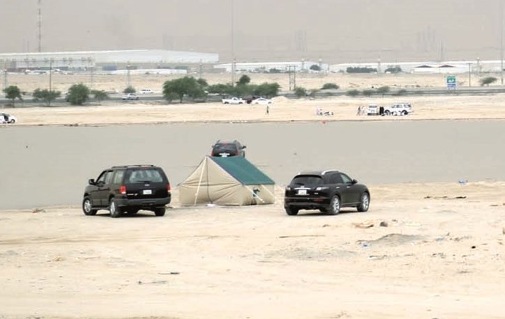 أحد رواد البر نصب خيمته على «الشاطئ»