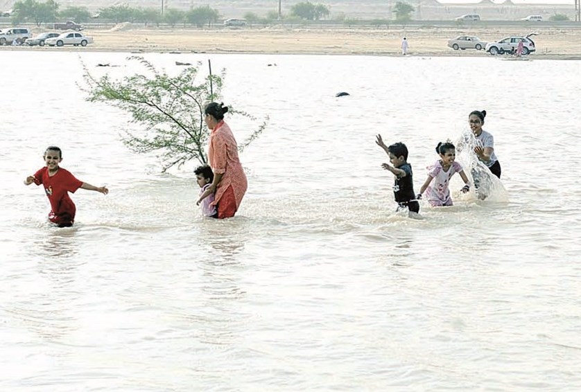 أطفال يسبحون في «بحيرة» طبيعية
