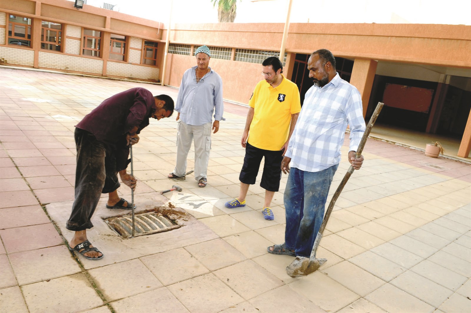 تسليك مناهيل صرف المياه في المدارس