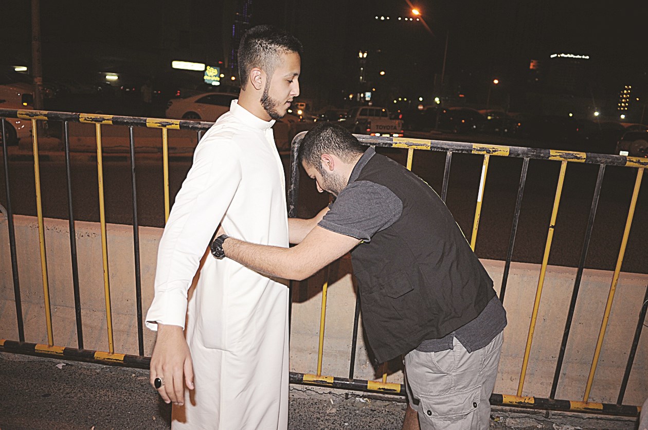 شاب يخضع للتفتيش قبل دخول حسينية عاشور