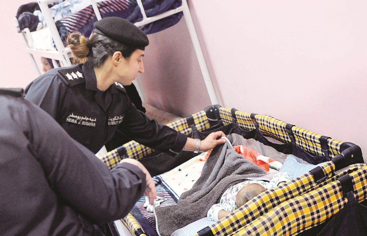 ضابطة تغطي ابن إحدى السجينات