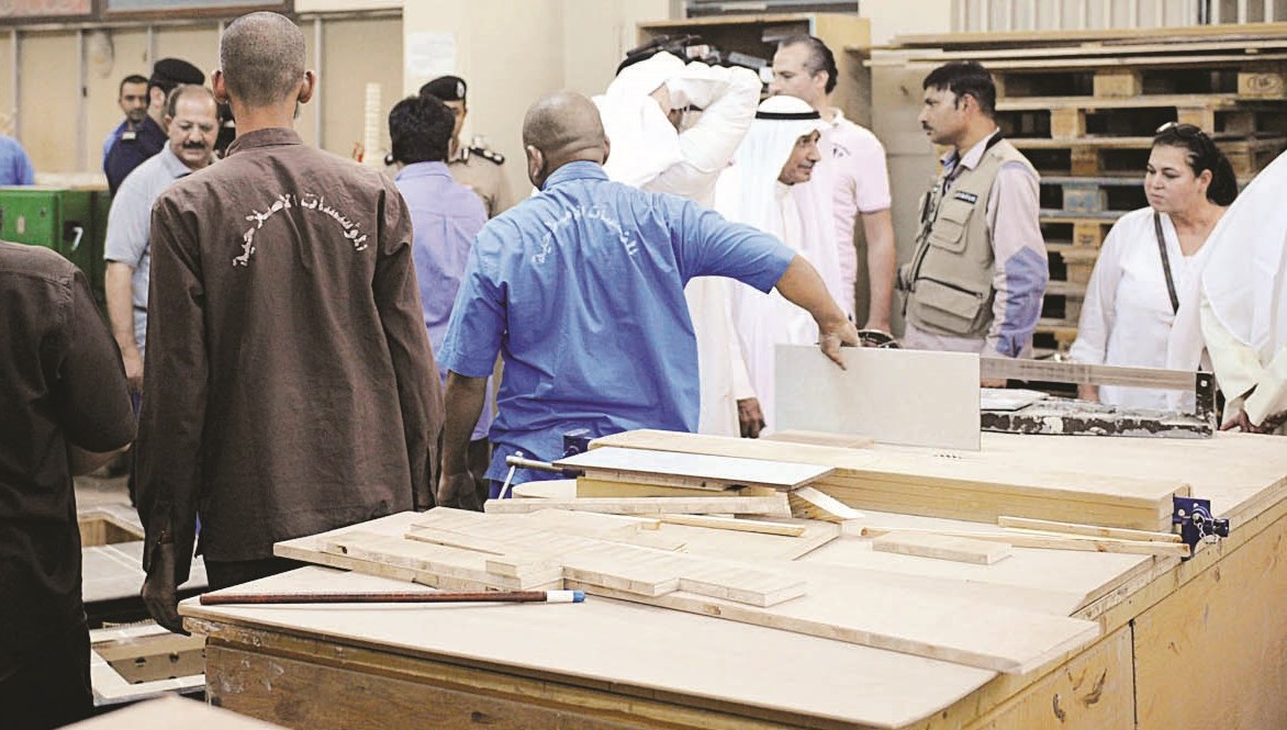 ورشة عمل النجارة للسجناء