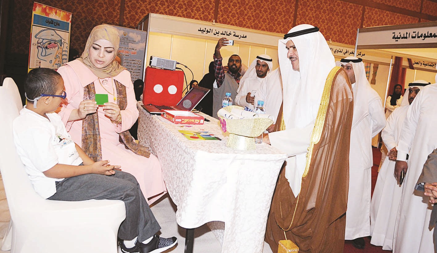 وزير الاعلام في جولة في أجنحة المعرض