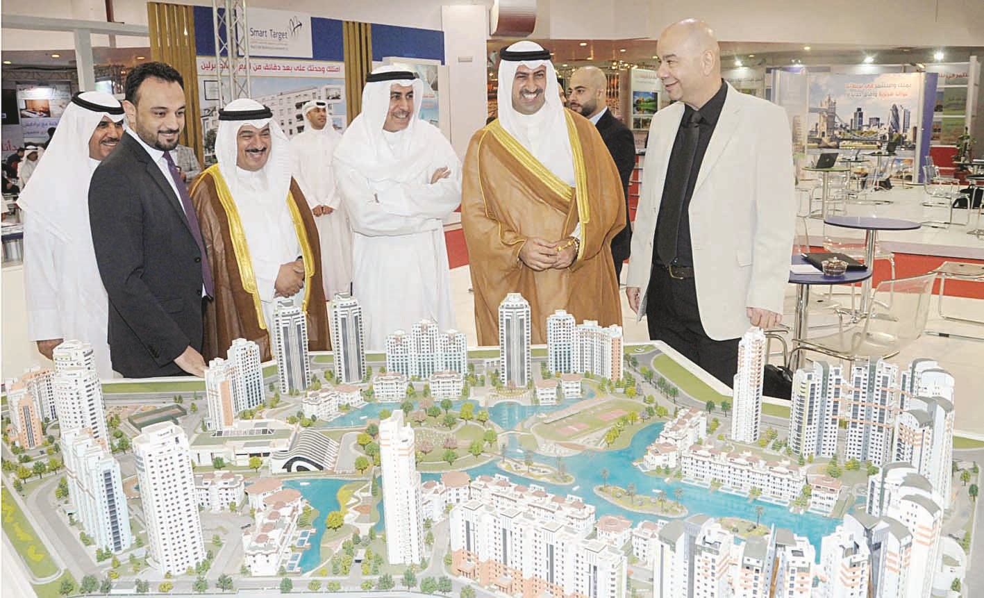 الشيخ نمر الصباح والشيخ مالك الصباح ووليد القدومي في جولة على مجسّمات للمشاريع (تصوير طارق عز الدين)