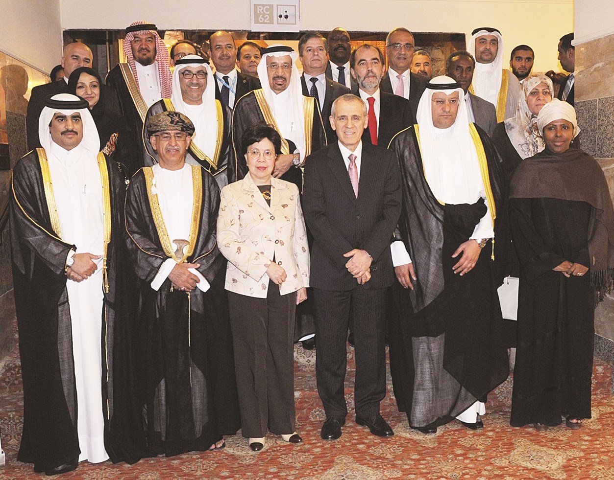 المشاركون في الاجتماع في صورة جماعية