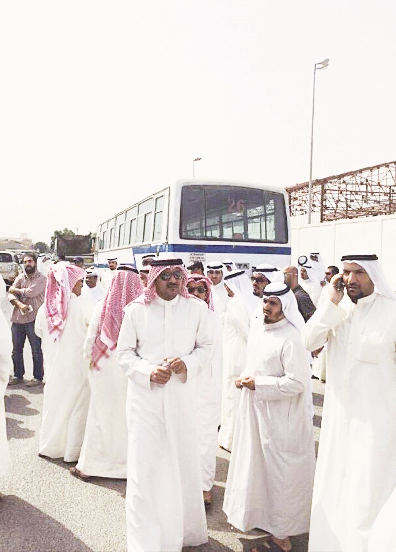 جانب من الموظفين المعتصمين