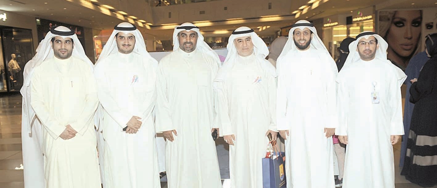 الحساوي متوسطاً عدداً من أعضاء الجمعية (تصوير جلال معوض)