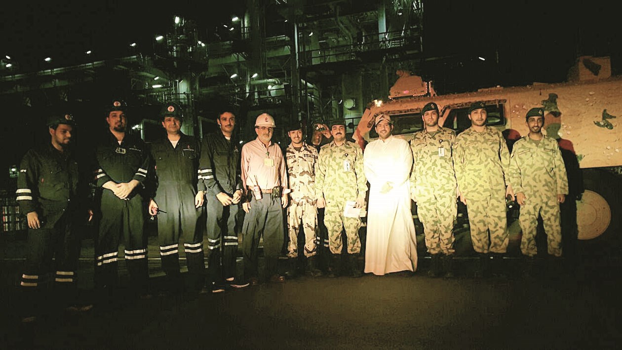 فريقا الحرس الوطني والدفاع المدني مع مسؤولي شركة البترول في المصفاة