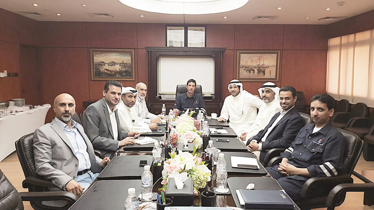 u0631u0626u064au0633 u0647u064au0626u0629 u0627u0644u0628u064au0626u0629 u0645u062cu062au0645u0639u0627u064b u0645u0639 u0645u0645u062bu0644u064a u0634u0631u0643u0629 u0627u0644u0628u062au0631u0648u0644 u0627u0644u0643u0648u064au062au064au0629