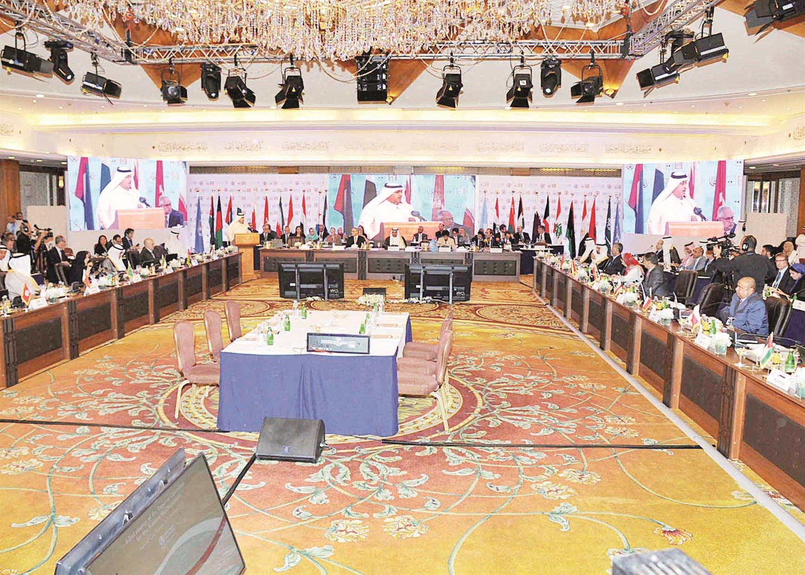 u062cu0627u0646u0628 u0645u0646 u0627u062cu062au0645u0627u0639 u0627u0644u0644u062cu0646u0640u0629 (u062au0635u0648u064au0631 u0633u0639u062f u0647u0646u062fu0627u0648u064a)