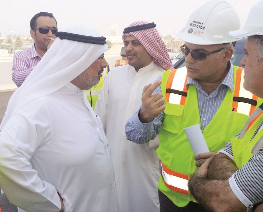 الحصان متفقداً موقع العمل