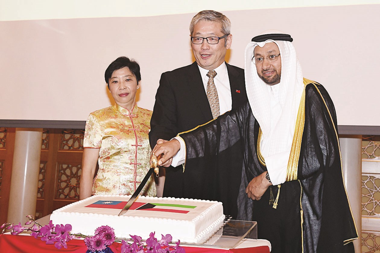 السعيد يشارك هسيانغ قص قالب الحلوى (تصوير كرم ذياب)