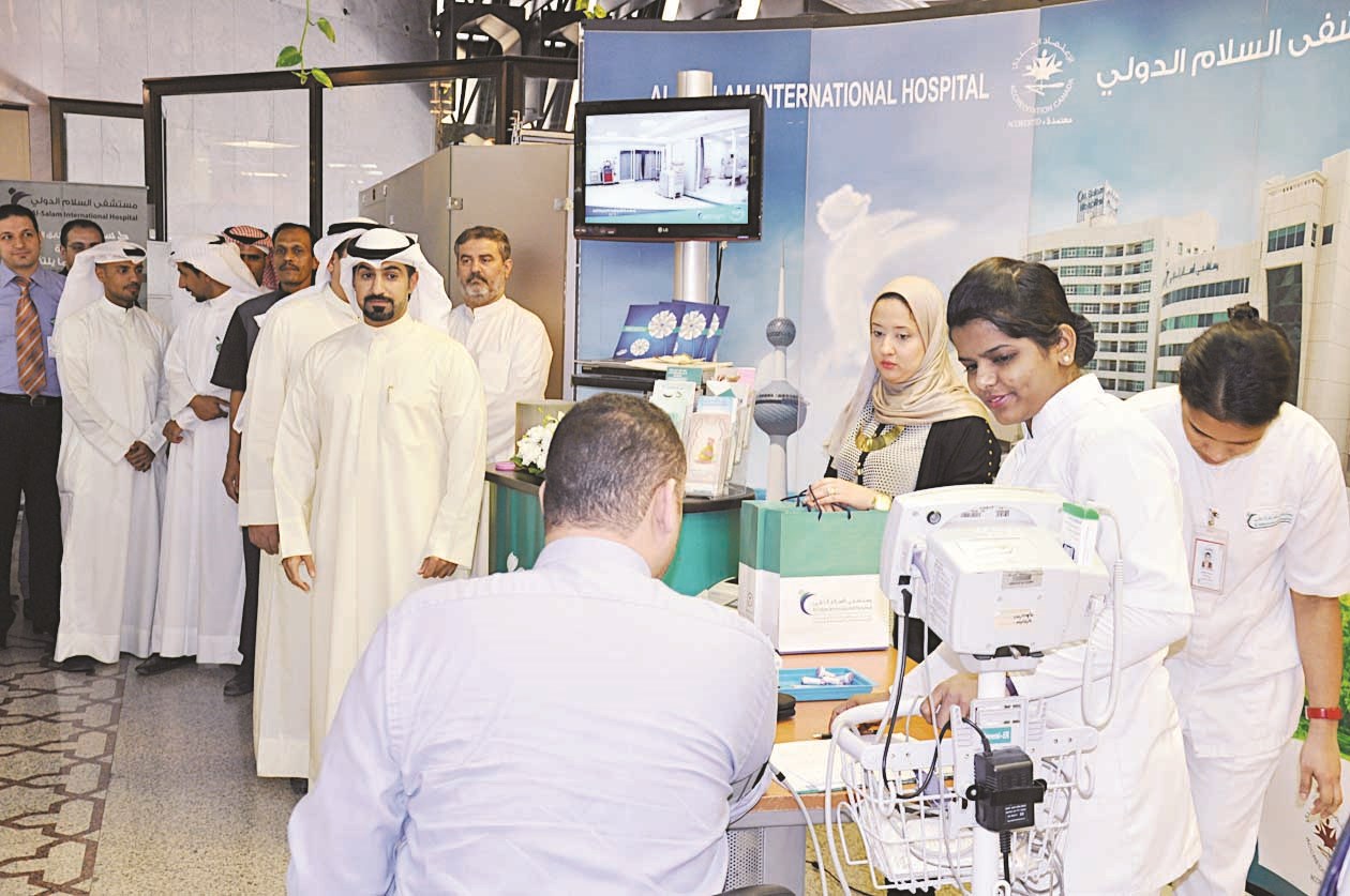 فحص أحد الموظفين