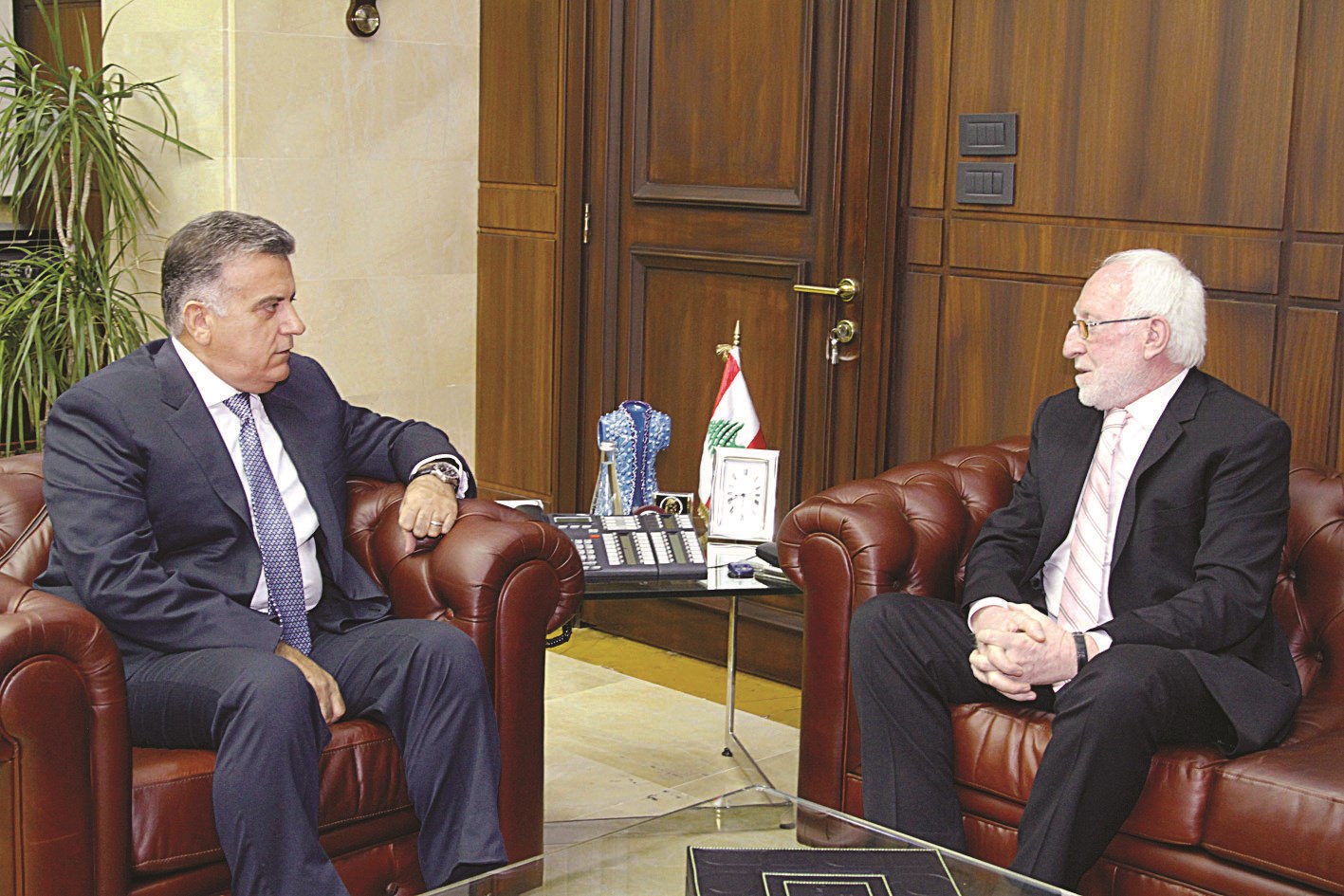 اللواء إبراهيم متحدّثاً إلى الزميل وسام أبو حرفوش