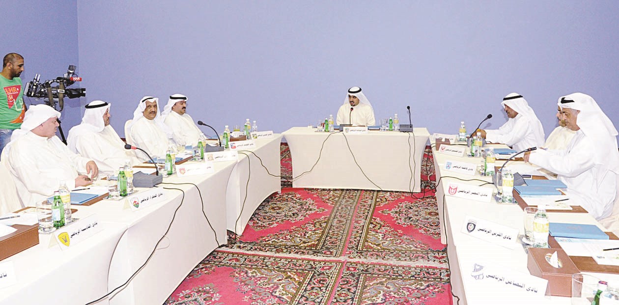 الشيخ تركي اليوسف مترئساً «اجتماع السالمية» (تصوير طارق عزالدين)