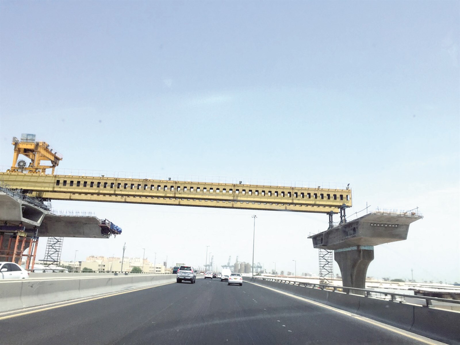 رافعات مشروع طريق الجهراء تعلو جسر الغزالي