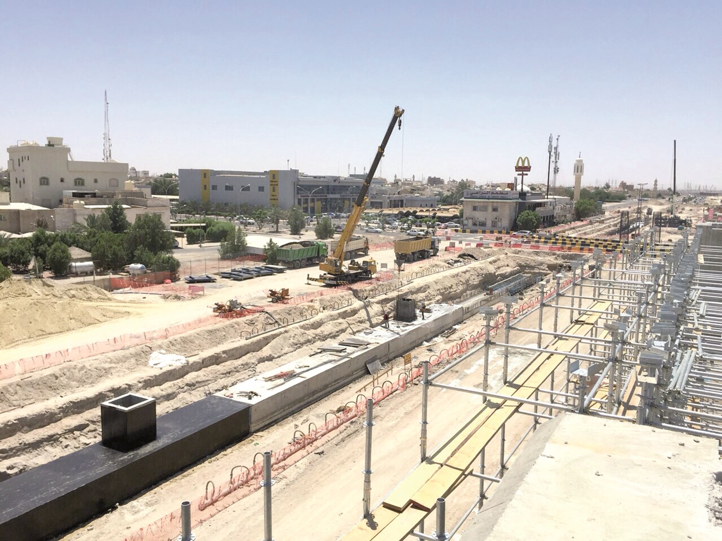 جانب من أعمال مشروع الجزء الغربي من شارع جمال عبدالناصر